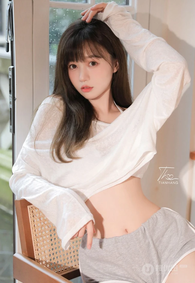 慢慢的温柔让人感动，柔情少女徐溢含肩带衣短裤大秀美背厨房小情调写真
