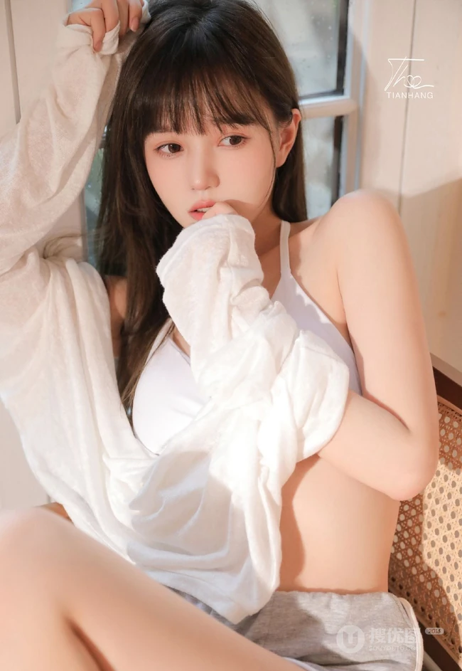 慢慢的温柔让人感动，柔情少女徐溢含肩带衣短裤大秀美背厨房小情调写真
