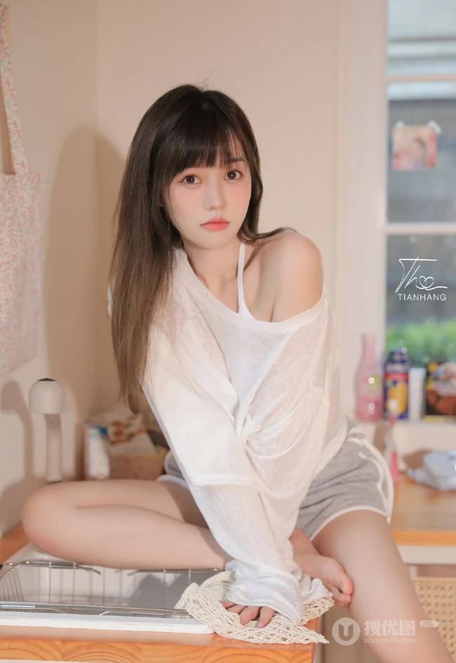 慢慢的温柔让人感动，柔情少女徐溢含肩带衣短裤大秀美背厨房小情调写真