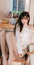 慢慢的温柔让人感动，柔情少女徐溢含肩带衣短裤大秀美背厨房小情调写真