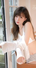 慢慢的温柔让人感动，柔情少女徐溢含肩带衣短裤大秀美背厨房小情调写真