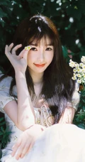 虞书欣身着印花白裙，头戴草帽徜徉花间清新清新夏日写真美照
