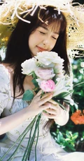 虞书欣身着印花白裙，头戴草帽徜徉花间清新清新夏日写真美照