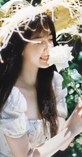 虞书欣身着印花白裙，头戴草帽徜徉花间清新清新夏日写真美照