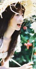 虞书欣身着印花白裙，头戴草帽徜徉花间清新清新夏日写真美照
