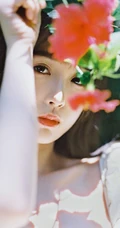 虞书欣身着印花白裙，头戴草帽徜徉花间清新清新夏日写真美照