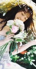 虞书欣身着印花白裙，头戴草帽徜徉花间清新清新夏日写真美照