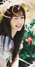 虞书欣身着印花白裙，头戴草帽徜徉花间清新清新夏日写真美照