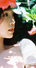 虞书欣身着印花白裙，头戴草帽徜徉花间清新清新夏日写真美照