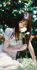 虞书欣身着印花白裙，头戴草帽徜徉花间清新清新夏日写真美照