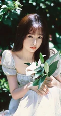 虞书欣身着印花白裙，头戴草帽徜徉花间清新清新夏日写真美照