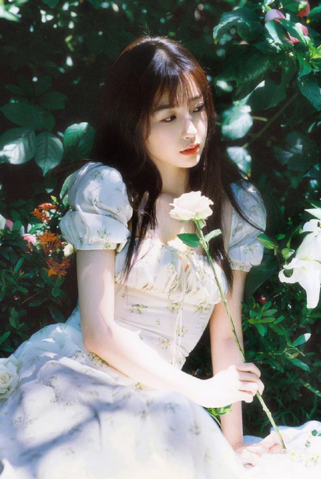 虞书欣身着印花白裙，头戴草帽徜徉花间清新清新夏日写真美照