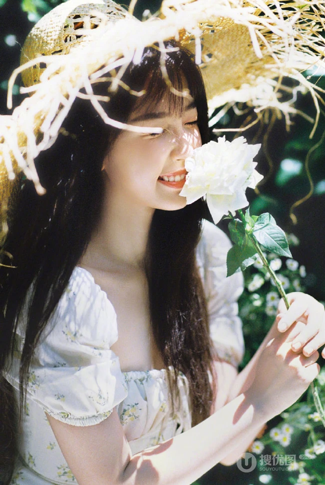 虞书欣身着印花白裙，头戴草帽徜徉花间清新清新夏日写真美照