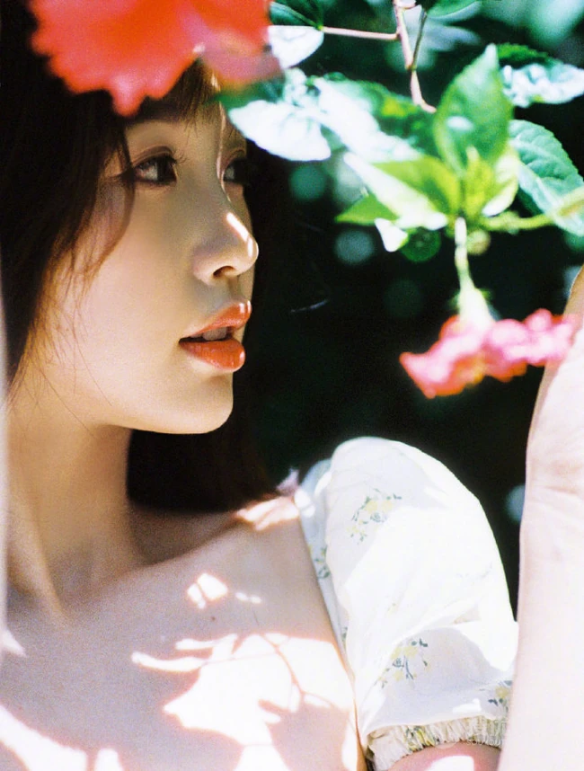 虞书欣身着印花白裙，头戴草帽徜徉花间清新清新夏日写真美照