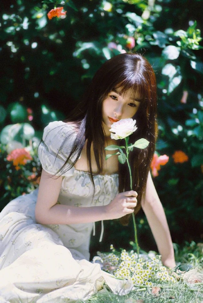 虞书欣身着印花白裙，头戴草帽徜徉花间清新清新夏日写真美照