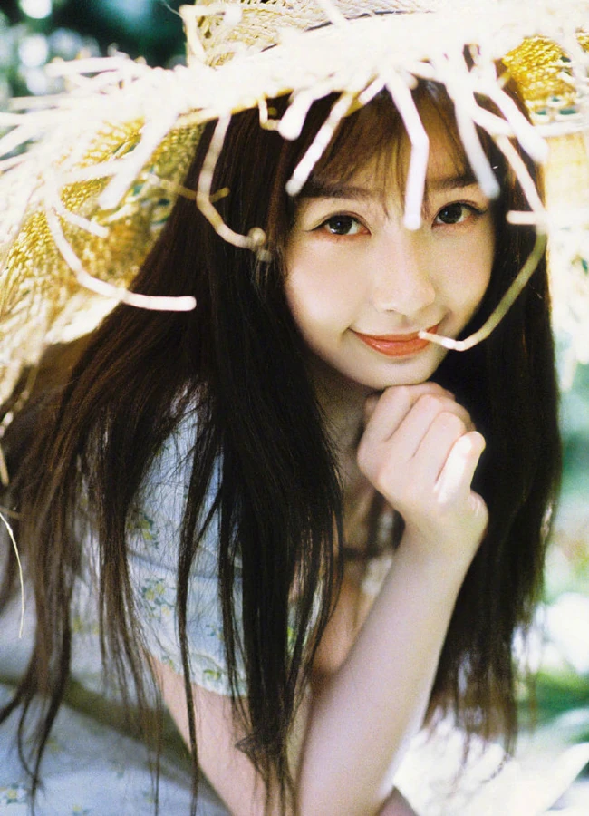 虞书欣身着印花白裙，头戴草帽徜徉花间清新清新夏日写真美照
