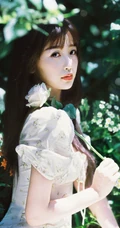 虞书欣身着印花白裙，头戴草帽徜徉花间清新清新夏日写真美照
