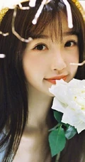 虞书欣身着印花白裙，头戴草帽徜徉花间清新清新夏日写真美照