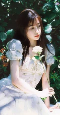 虞书欣身着印花白裙，头戴草帽徜徉花间清新清新夏日写真美照