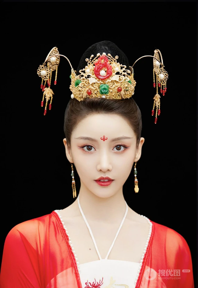 姜贞羽古装红装打扮翩翩起舞韵味十足写真美照