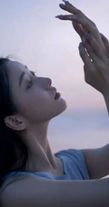 姜贞羽淡蓝色长裙着身海边玩沙戏浪超开心浪漫夏日写真美照