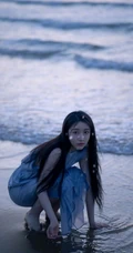 姜贞羽淡蓝色长裙着身海边玩沙戏浪超开心浪漫夏日写真美照