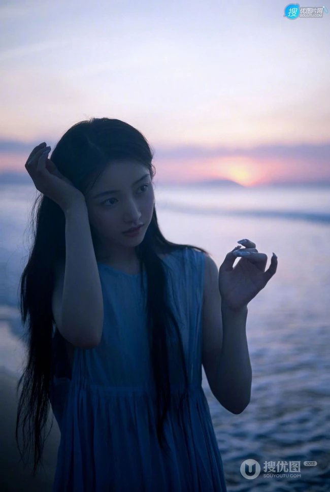 姜贞羽淡蓝色长裙着身海边玩沙戏浪超开心浪漫夏日写真美照