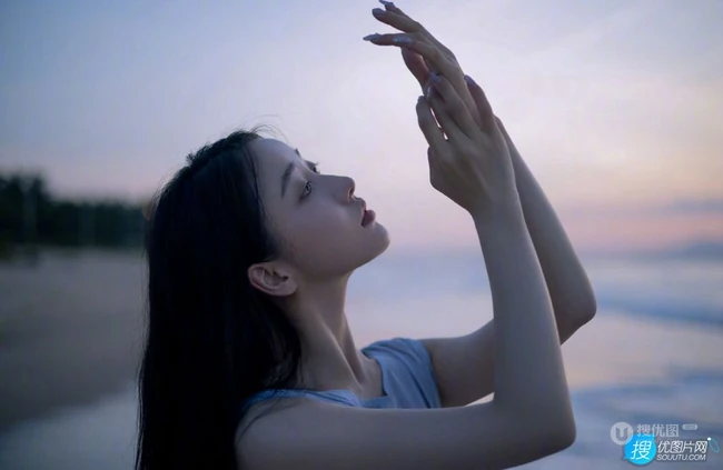 姜贞羽淡蓝色长裙着身海边玩沙戏浪超开心浪漫夏日写真美照
