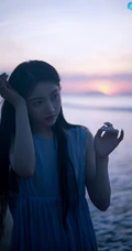 姜贞羽淡蓝色长裙着身海边玩沙戏浪超开心浪漫夏日写真美照