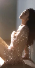 暧昧光影场景，金光闪闪露背裙，气质精选美背女生超66室内艺术摄影辣图