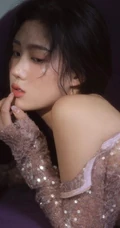 暧昧光影场景，金光闪闪露背裙，气质精选美背女生超66室内艺术摄影辣图