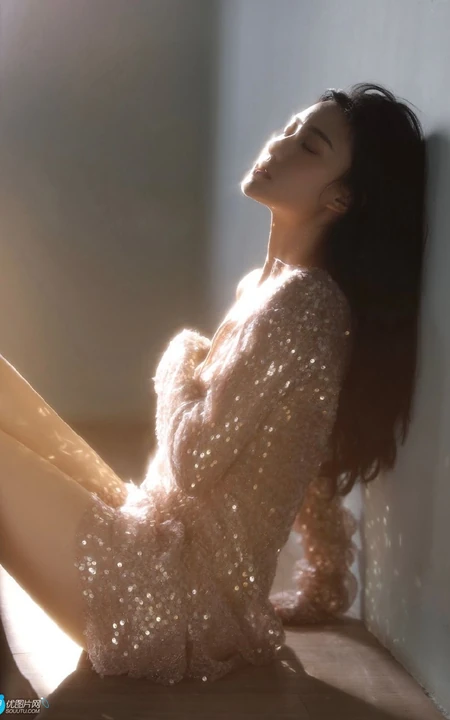 暧昧光影场景，金光闪闪露背裙，气质精选美背女生超66室内艺术摄影辣图