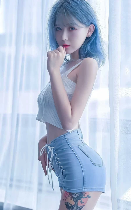 好性感的绑带牛仔裤，大腿有纹身的蓝发短裤美腿美女手机壁纸图片