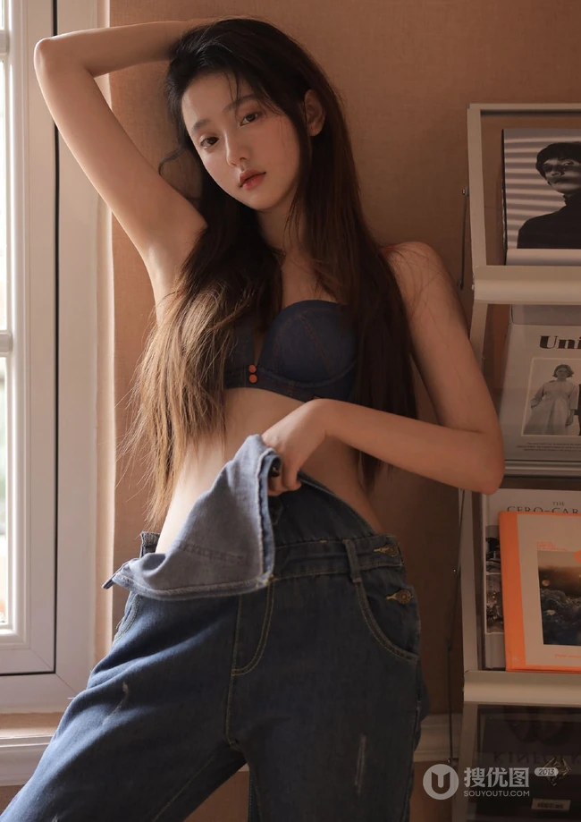 气质纤细线条女生小姐姐马梦琦Tina牛仔背带裤穿搭高冷酷飒室内写真美照