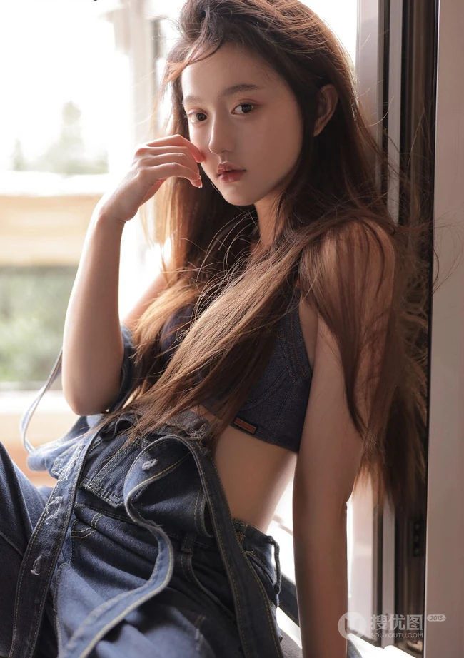 气质纤细线条女生小姐姐马梦琦Tina牛仔背带裤穿搭高冷酷飒室内写真美照