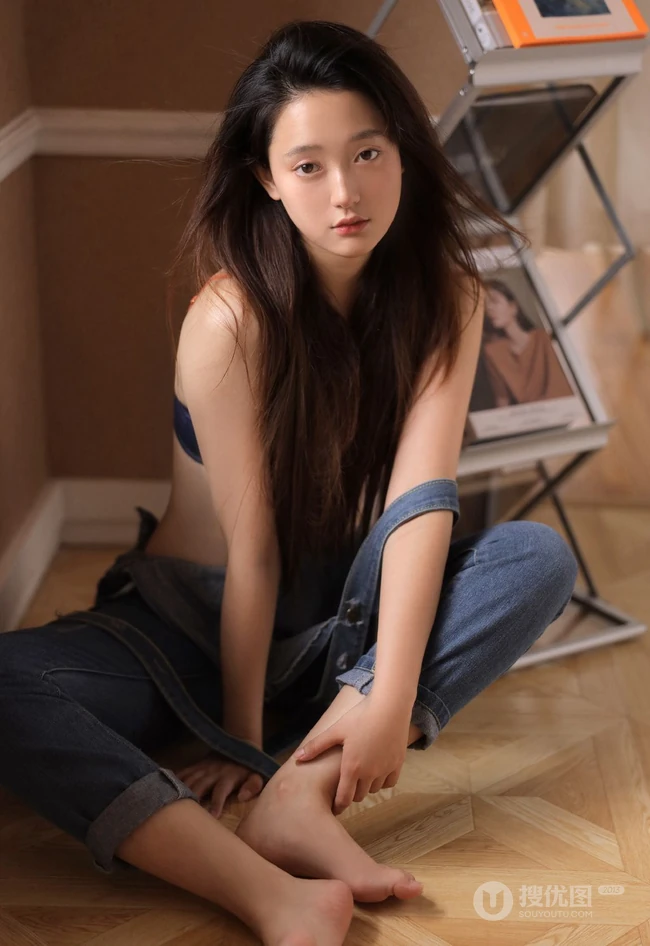 气质纤细线条女生小姐姐马梦琦Tina牛仔背带裤穿搭高冷酷飒室内写真美照