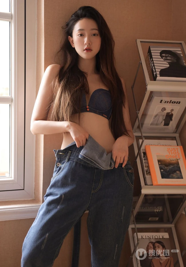 气质纤细线条女生小姐姐马梦琦Tina牛仔背带裤穿搭高冷酷飒室内写真美照