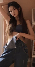 气质纤细线条女生小姐姐马梦琦Tina牛仔背带裤穿搭高冷酷飒室内写真美照