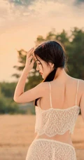 金黄麦田里的美丽身影，气质女生沈梦瑶镂空肩带衣短裤户外麦田艺术写真套图