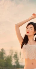 金黄麦田里的美丽身影，气质女生沈梦瑶镂空肩带衣短裤户外麦田艺术写真套图