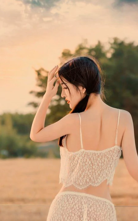 金黄麦田里的美丽身影，气质女生沈梦瑶镂空肩带衣短裤户外麦田艺术写真套图