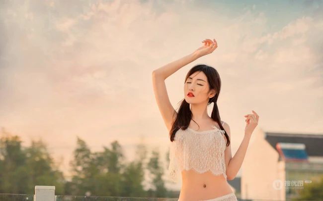 金黄麦田里的美丽身影，气质女生沈梦瑶镂空肩带衣短裤户外麦田艺术写真套图