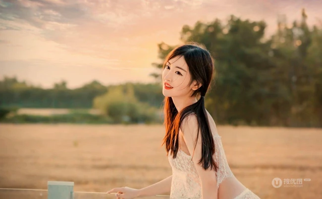 金黄麦田里的美丽身影，气质女生沈梦瑶镂空肩带衣短裤户外麦田艺术写真套图