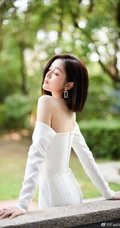 吴宣仪可爱气质纯白套袖礼裙连衣裙大秀美肩清新写真照片