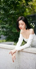 吴宣仪可爱气质纯白套袖礼裙连衣裙大秀美肩清新写真照片