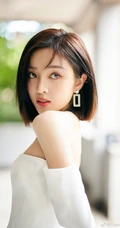 吴宣仪可爱气质纯白套袖礼裙连衣裙大秀美肩清新写真照片