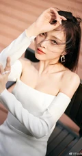 吴宣仪可爱气质纯白套袖礼裙连衣裙大秀美肩清新写真照片