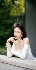 吴宣仪可爱气质纯白套袖礼裙连衣裙大秀美肩清新写真照片