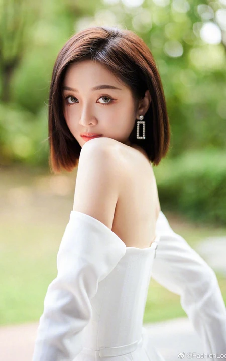 吴宣仪可爱气质纯白套袖礼裙连衣裙大秀美肩清新写真照片
