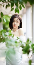 吴宣仪可爱气质纯白套袖礼裙连衣裙大秀美肩清新写真照片